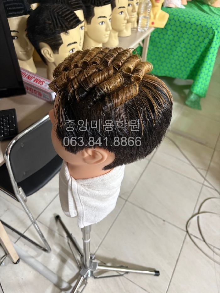 이용사 작품